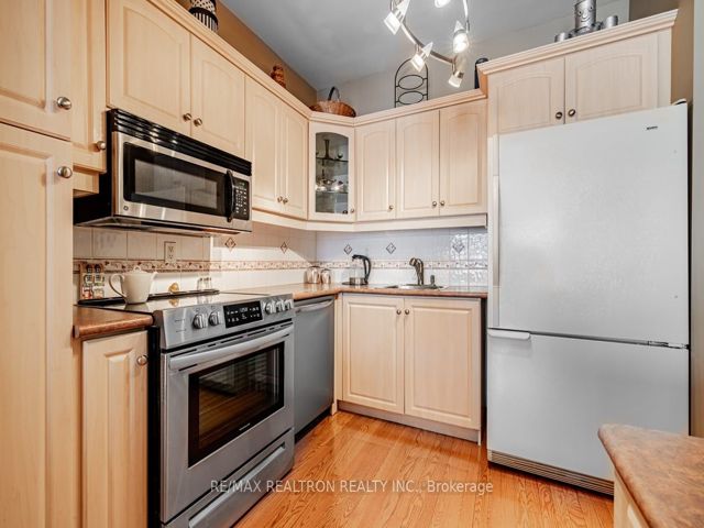 104 - 30 Fashion Roseway