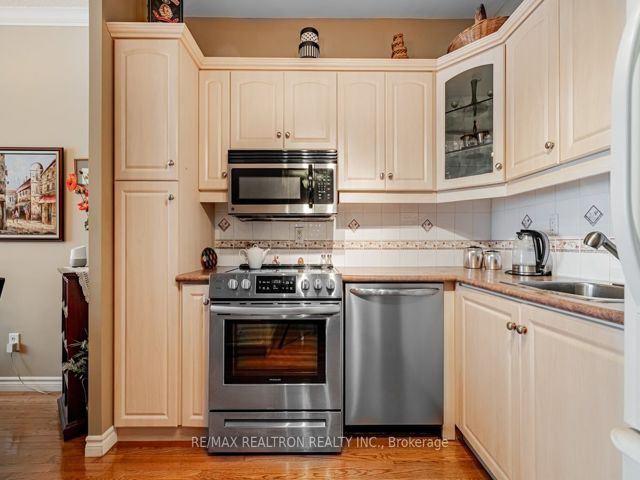 104 - 30 Fashion Roseway