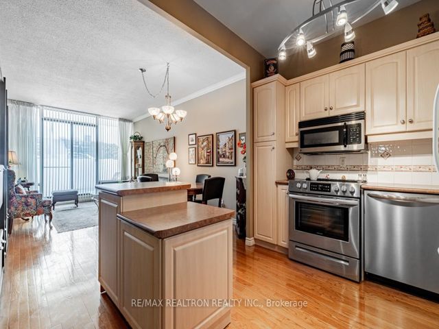 104 - 30 Fashion Roseway