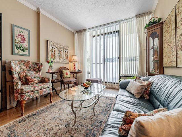 104 - 30 Fashion Roseway
