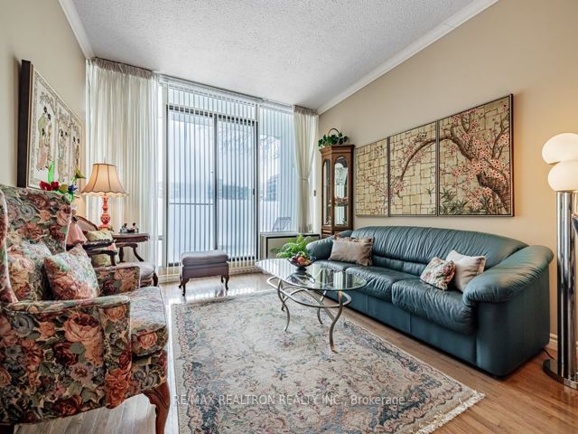 104 - 30 Fashion Roseway