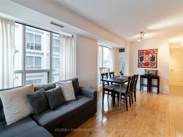 940 - 250 Wellington St W