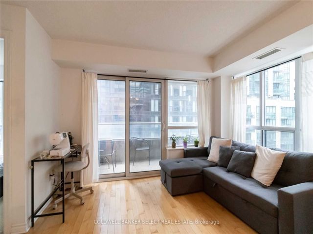 940 - 250 Wellington St W
