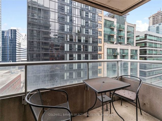 940 - 250 Wellington St W
