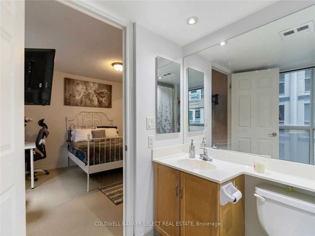940 - 250 Wellington St W