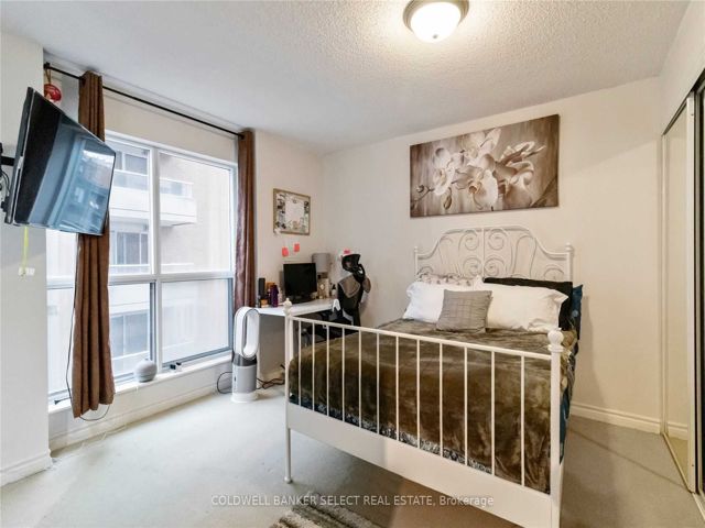 940 - 250 Wellington St W