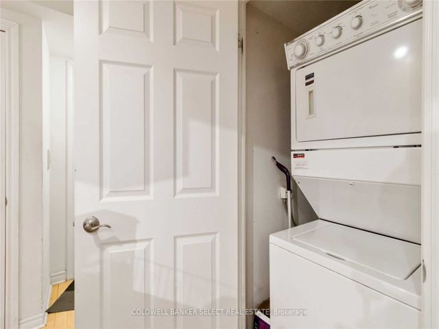 940 - 250 Wellington St W