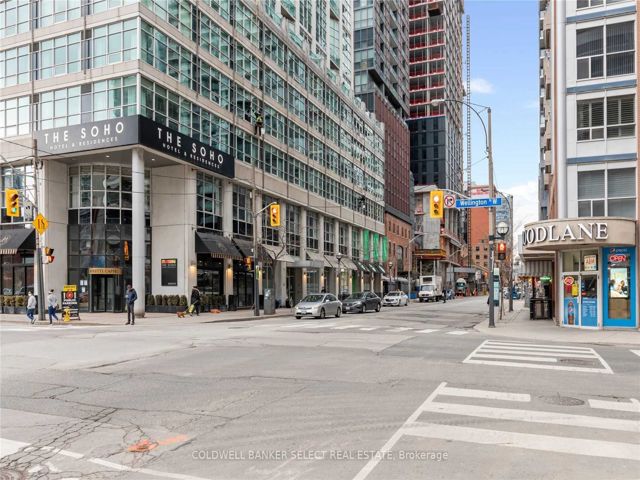 940 - 250 Wellington St W