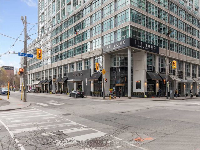 940 - 250 Wellington St W