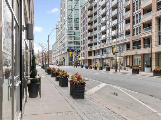 940 - 250 Wellington St W