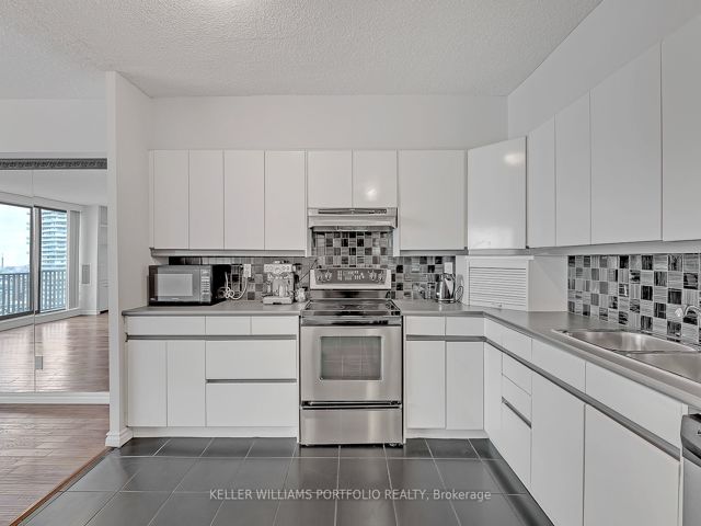 2824 - 33 Harbour Sq