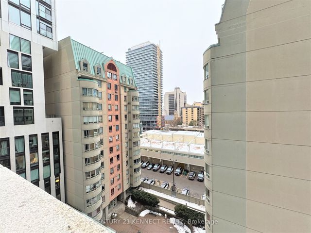 720 - 238 Simcoe St