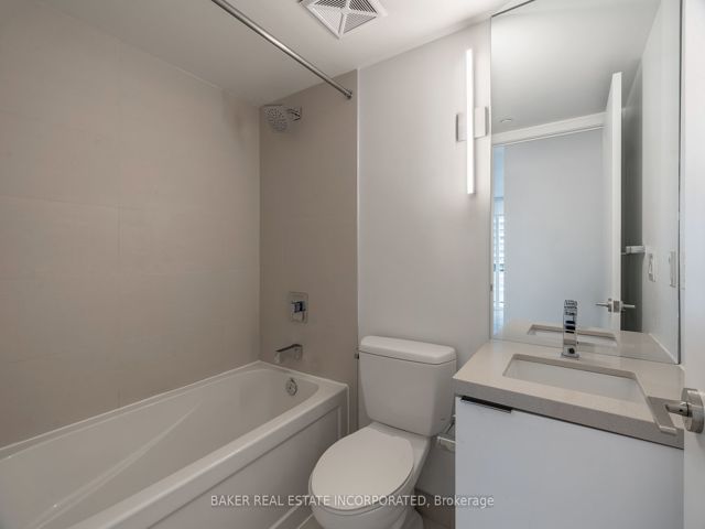 3405 - 15 Roehampton Ave