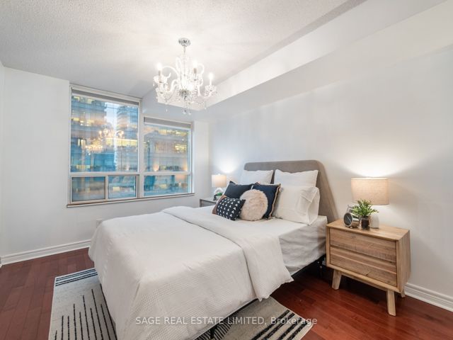 1705 - 30 Grand Trunk Cres