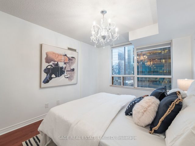 1705 - 30 Grand Trunk Cres