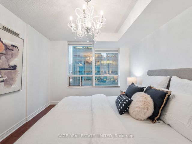 1705 - 30 Grand Trunk Cres