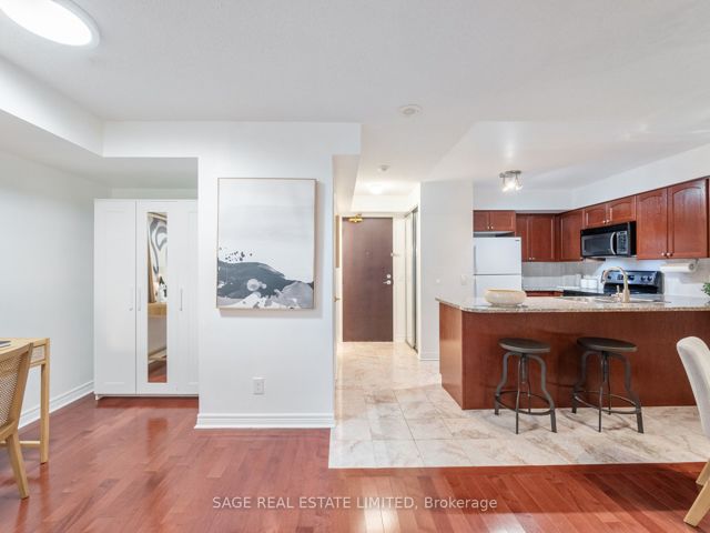 1705 - 30 Grand Trunk Cres