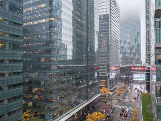 1705 - 30 Grand Trunk Cres