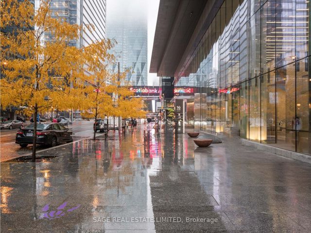 1705 - 30 Grand Trunk Cres