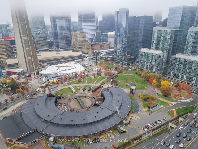 1705 - 30 Grand Trunk Cres
