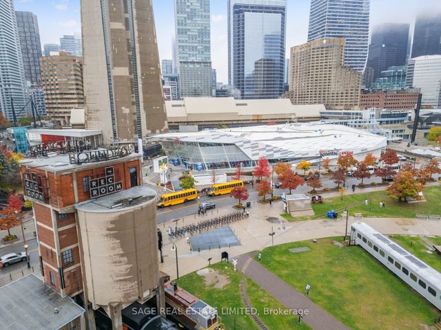 1705 - 30 Grand Trunk Cres
