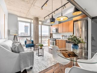 513 - 318 King St E
