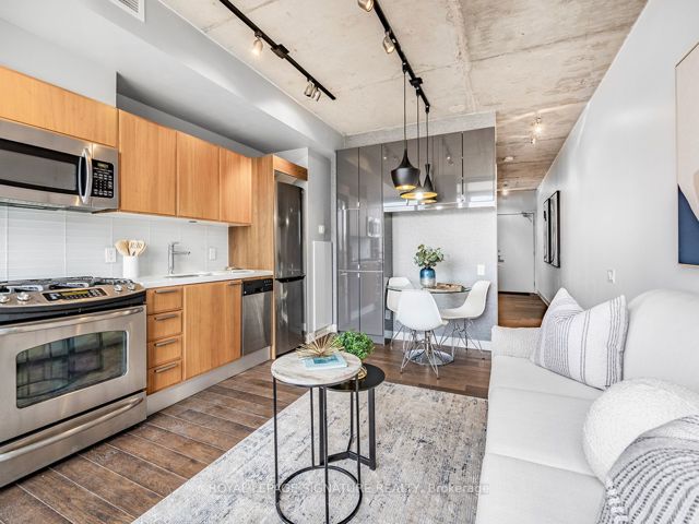 513 - 318 King St E