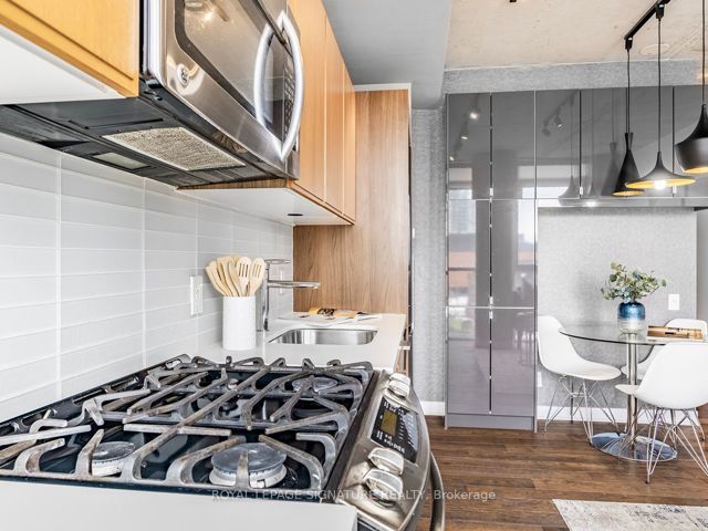 513 - 318 King St E