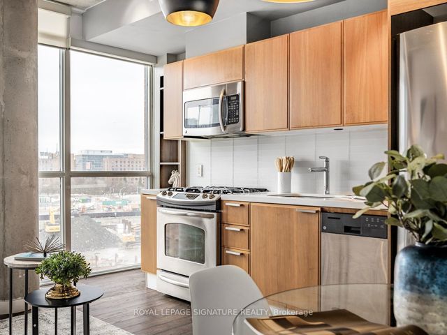 513 - 318 King St E