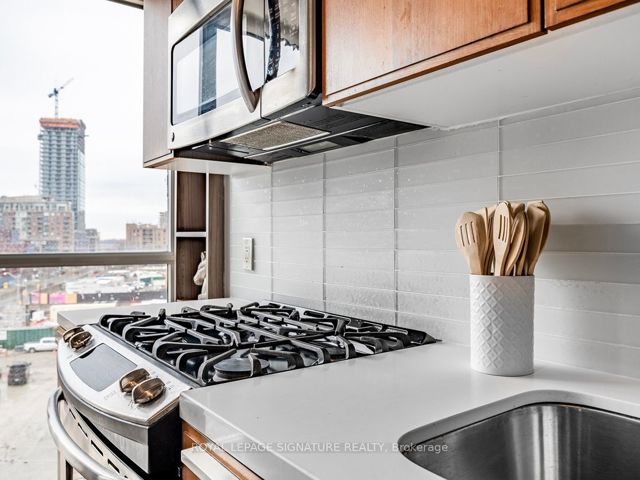 513 - 318 King St E