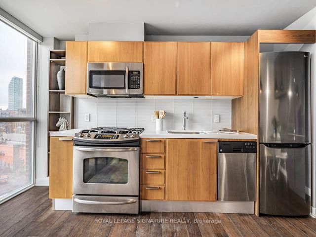 513 - 318 King St E