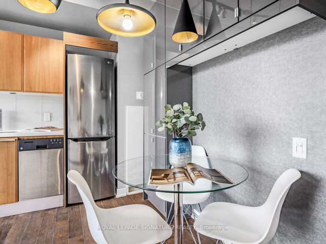 513 - 318 King St E