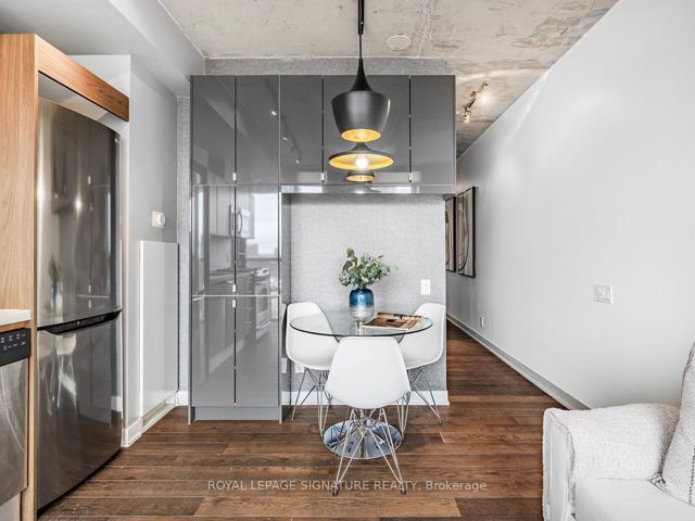 513 - 318 King St E