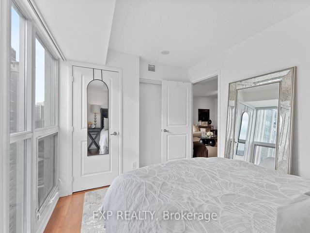 2116 - 17 Anndale Dr