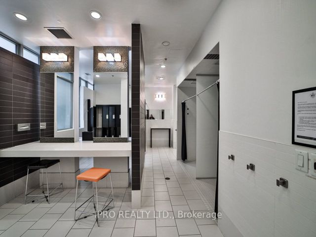 701 - 375 King St W