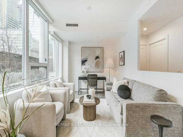 Th105 - 120 Parliament St