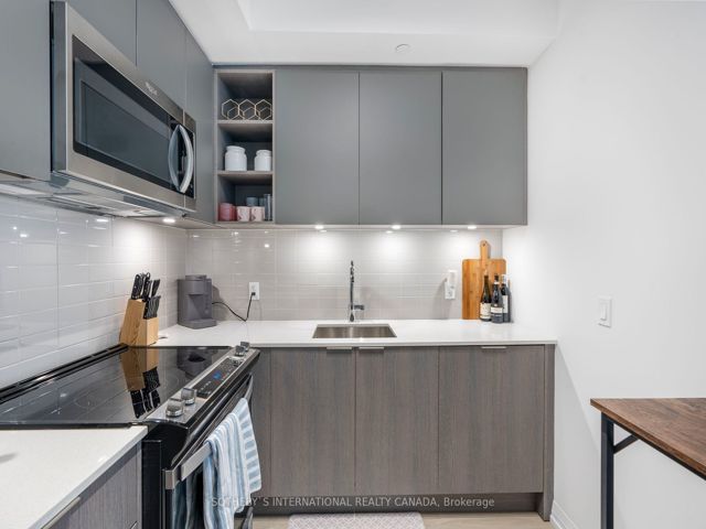 711 - 50 Dunfield Ave