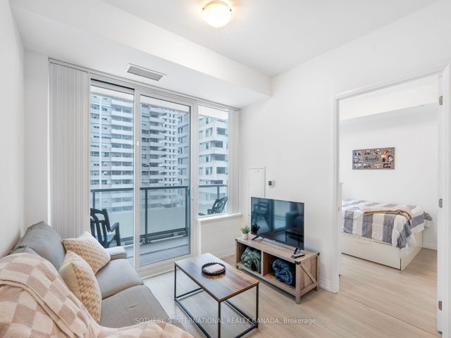 711 - 50 Dunfield Ave