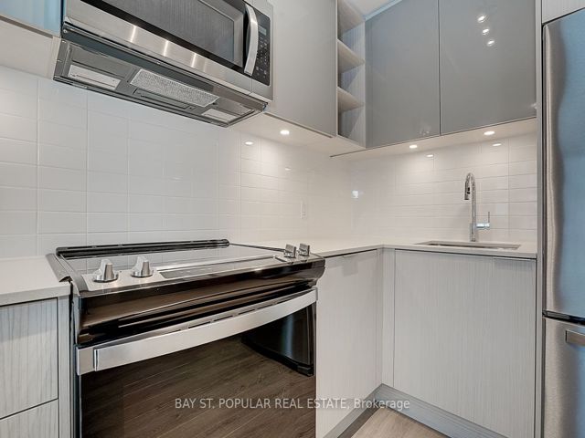 812 - 50 Dunfield Ave