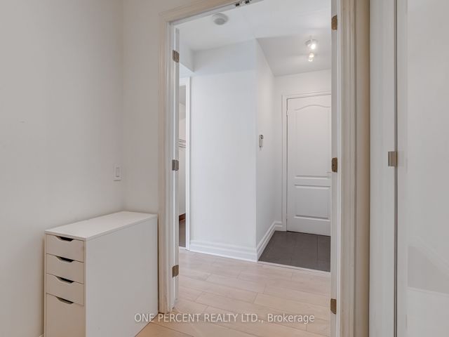 1105 - 21 Hillcrest Ave