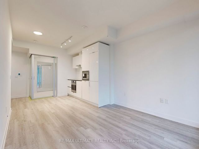 1633 - 230 Simcoe St