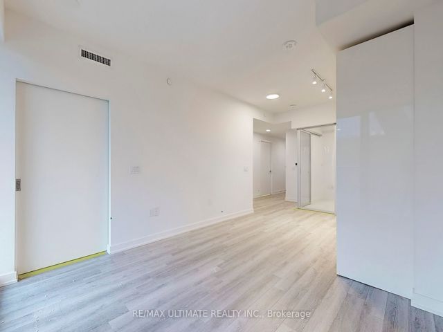 1633 - 230 Simcoe St