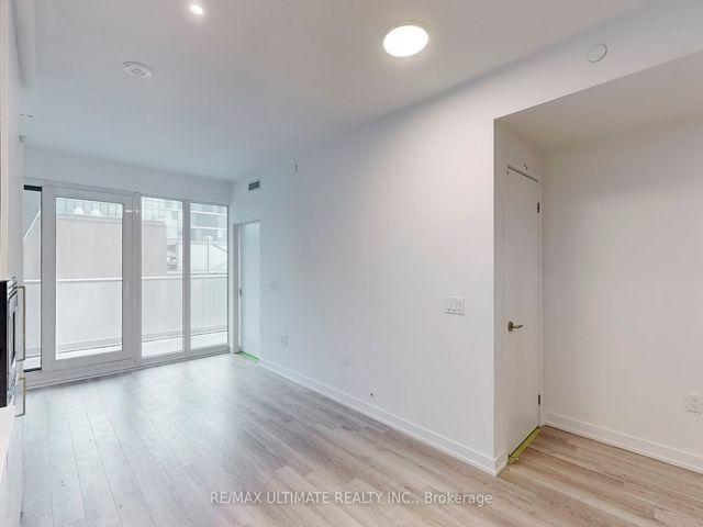 1633 - 230 Simcoe St
