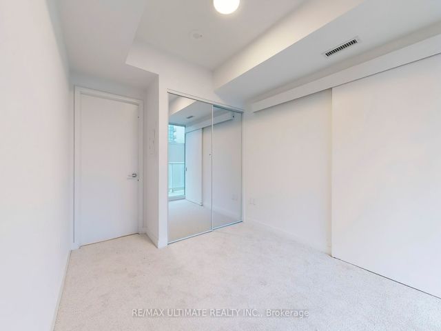 1633 - 230 Simcoe St