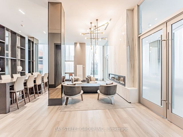 526 - 250 Lawrence Ave W