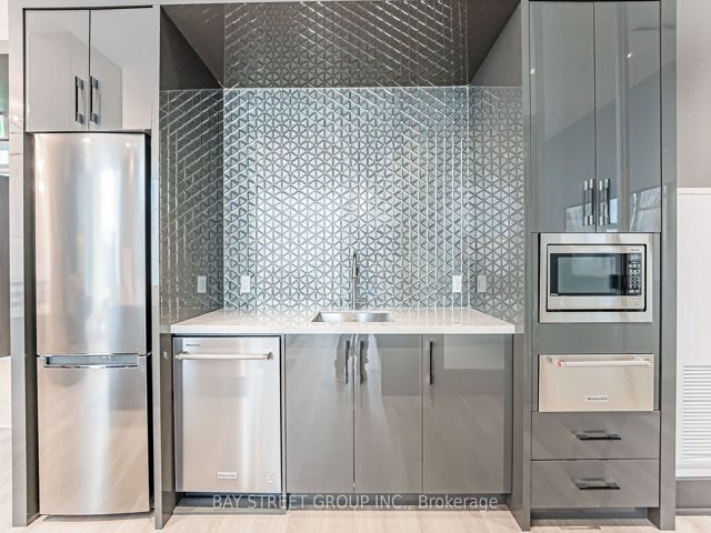 526 - 250 Lawrence Ave W