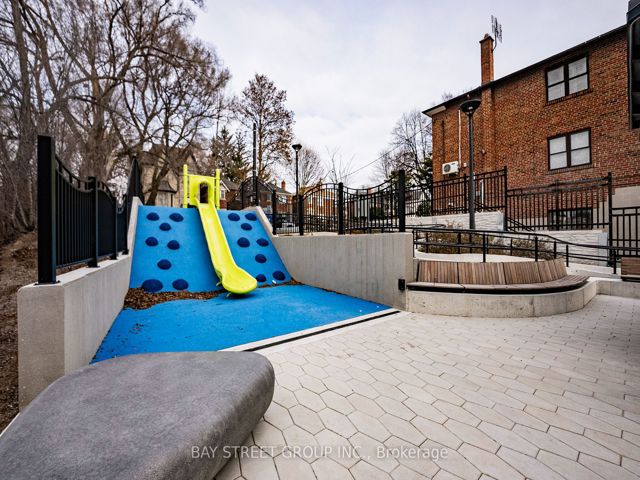 526 - 250 Lawrence Ave W