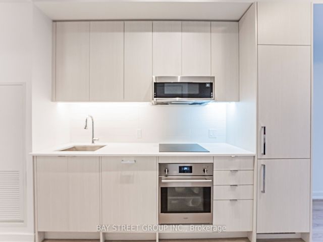 526 - 250 Lawrence Ave W