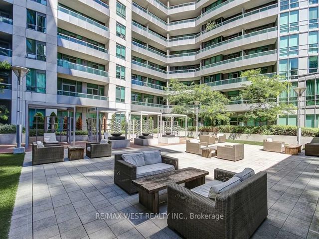 PH18 - 25 Lower Simcoe St