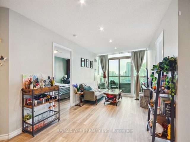 PH18 - 25 Lower Simcoe St
